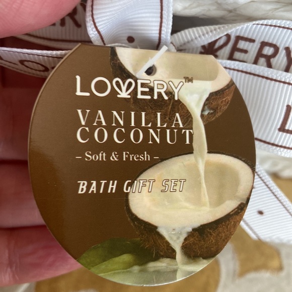 NWT Lowery Vanilla Coconut 9 piece Bath Gift Set - Picture 4 of 5